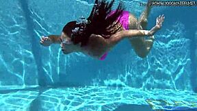 Vroča Rusinja Jessica Lincoln se kopa v bazenu