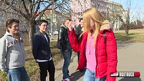 Зашеметяващата Ребека Шарън взима публично свършване на голямото дупе