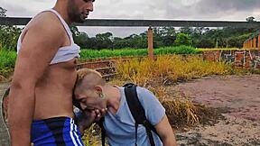 अरे! जंगल में धूम्रपान करते हुए एक लड़के को मिला और उसे अपना गंद दे दिया!