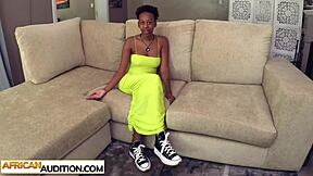 فتاة أفريقية غاضبة لا تزال تنتظر وظيفة جاءت إلى استوديو الاختبار