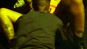 filho leva pai ao swing e fode a mulher do dono