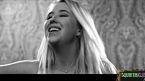 Watch this milf finger fuck the gushing beauty?