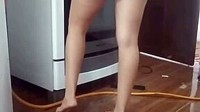 Gravei Minha Empregada Lavando O Meu Fogão Peladinha