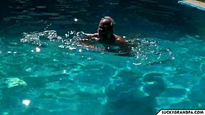 ادي مساج ساخن لجدي الكبير!