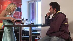 Mature et cochonne elle se fait enculer par le facteur