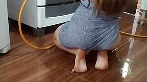 Gravei Minha Empregada Lavando O Meu Fogão Peladinha