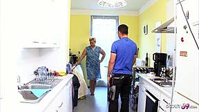 Kurvige reife deutsche Hausfrau verführt den schüchternen Handwerker zum heißen Treffen