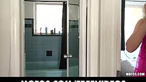 Nádherná sexy blond amatérka chatuje při mašturbaci v koupelně