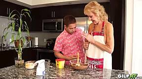 72세 인도 할머니 주방 젊은 남자 하드코어 섹스