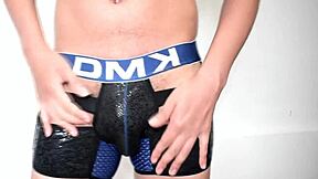 hombre en boxer gay mostrando su lado salvaje