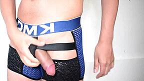 hombre en boxer gay mostrando su lado salvaje