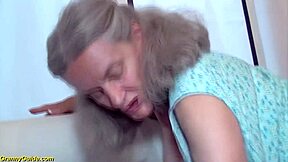 92-årig Mormor Udholder Brutal Første Gang Sex med Intens Doggystyle