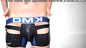 hombre en boxer gay mostrando su lado salvaje