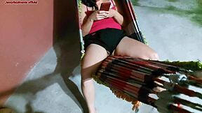 Madrasta Distraída Não Percebe Seu Bucetão Fora Do Shortinho Enquanto Está Na Rede E Me Faz Ter Ereção