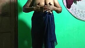 Mature Mommy Fingering Her Pussy With Cucumber In Amateur Scene