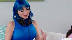 Girlfriend licks pussy during gaming session