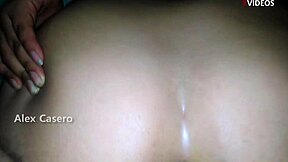 Podívej na tu drobnou 18+ mladou, jak jí hrubě pronikají do prdele, až sténá jako děvka