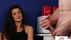 क्यूट बेब किचन में टांगें फैलाती है झटकते लड़के की मदद अपमान वॉयर निर्देशों से