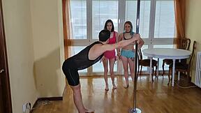 दो ब्लॉन्ड्स को पोल डांस क्लास देते हुए चुदाई हो जाती है