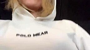 Sapatona fica com muito tesao na academia vendo mulheres e homens vendo sua camisa transparente mostrando os seus bicos do peito suado e duro