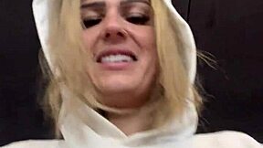 Sapatona fica com muito tesao na academia vendo mulheres e homens vendo sua camisa transparente mostrando os seus bicos do peito suado e duro