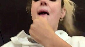 Sapatona fica com muito tesao na academia vendo mulheres e homens vendo sua camisa transparente mostrando os seus bicos do peito suado e duro