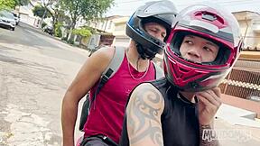 Subi na moto e na pica do meu amigo