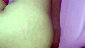 Het tjej känner intensiva knullkänslor med kille och polare