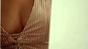 Latina babe Scarlett Alexis licks huge cock even if it's stepbrother's