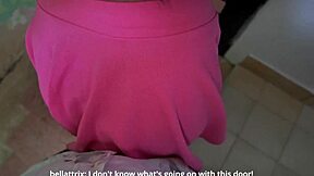 Buurvrouw met enorme natuurlijke tieten smeekt om hulp bij het berijden van lul