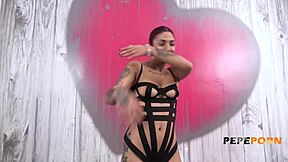 Valeria Del Rio Gets Feet Worship from Old Dude