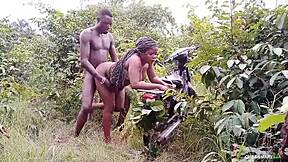 ¿Celebré moto nueva con sexo al aire libre? Biker ebony se pone cachonda y mojada.