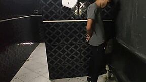 Pega��o no banheir�o do clube de sexo