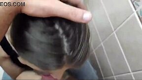 Milf caliente se traga la leche de su hijastro en la cocina