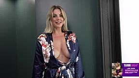 แม่บุญธรรมตัวเล็กก้มโดน doggy บนเตียง