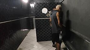 Pega��o no banheir�o do clube de sexo