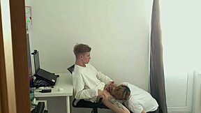 Îl întrerup pe fratele vitreg la serviciu să-i fut curul strâns