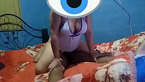 Bohatá kurvička v domácí sexy srandě