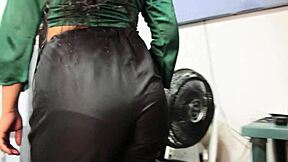 משרתת ברזילאית חרמנית מפתה בוס נשוי להעלאה בזיון POV ספרדי