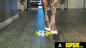 Assistente di Volo Alta Eccitata Domina Agente di Sicurezza Basso