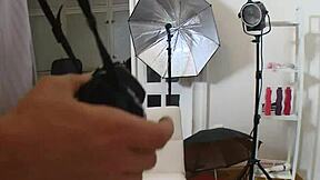 그 여자가 파란 셔츠 벗고 거칠게 구부러져서 섹스