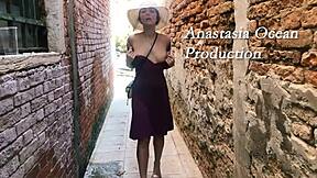 I met delivery guy naked and let him grope me