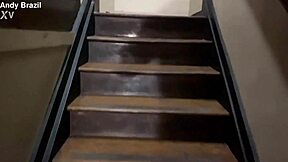 Domácí bareback gay show se stydlivým chlapem z baru v sauně s líbáním a ruční prací