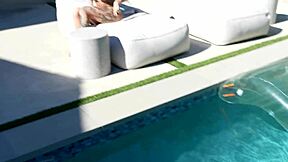 Goth Effy cutie sundává bikiny