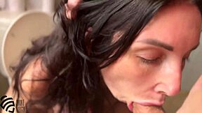 स्टीपसन का कम टॉयलेट में मेरे मुंह को भरता है