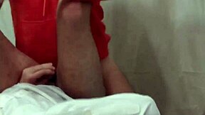 O enfermeiro gay takes it deep in the ass.