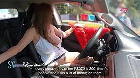 Vrlo nevaljala MILF seksi pokazuje velike sise prodavcu na ulici i pušta ga da je natera da svrši