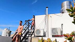 햇볕에 탄 피부가 죄악에 휩쓸려