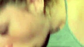 Dává šlendrový orál do facu