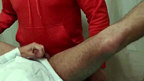 O enfermeiro gay takes it deep in the ass.